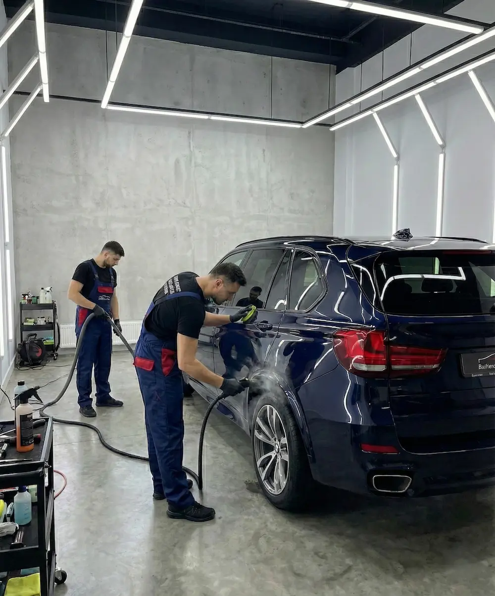 Echipă de detailing lucrând la o mașină în București